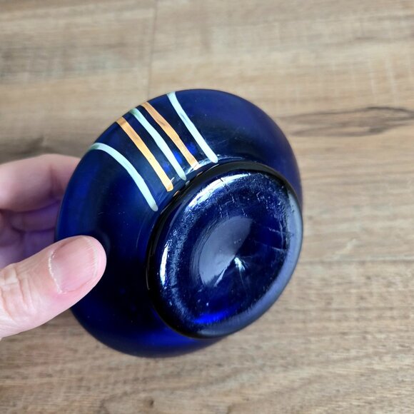 Vintage Bohemian cobalt blue glass small vase with Art Nouveau motif design. - Picture 7 of 7